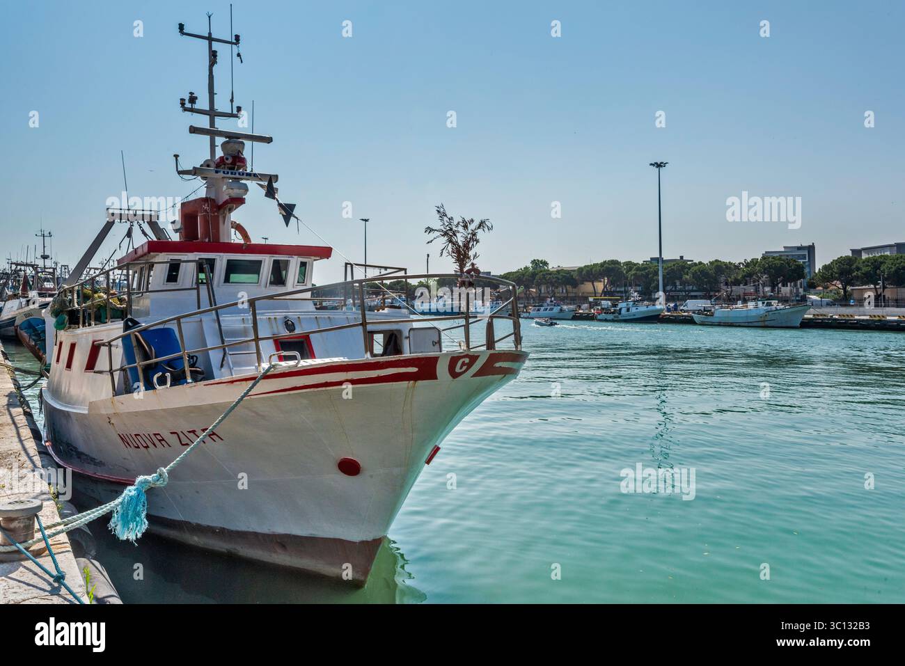 Bug des Fischerbootes, das am Kai nahe der Mündung des Pescara im Hafen von Pescara, Region der Abruzzen, Italien, verankert ist Stockfoto