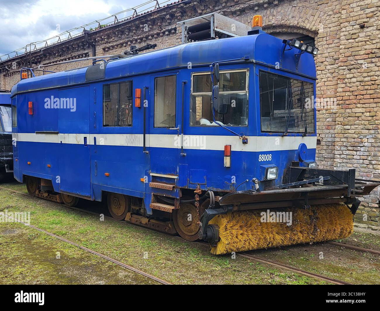 Alte alte alte alte alte blaue UdSSR öffentliche Straßenbahn in Depot Eisenbahnreiniger technische Unterstützung Service Bürste Stockfoto