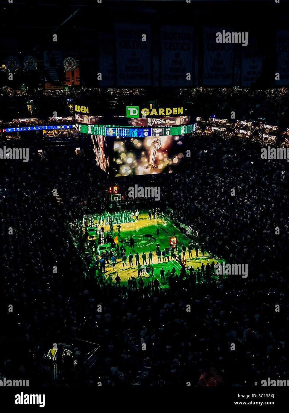 TD Garden in Boston, beleuchtet während der Spielereinführungen zu Beginn von Spiel 5 des NBA-Finals 2024 zwischen den Celtics und den Mavericks Stockfoto