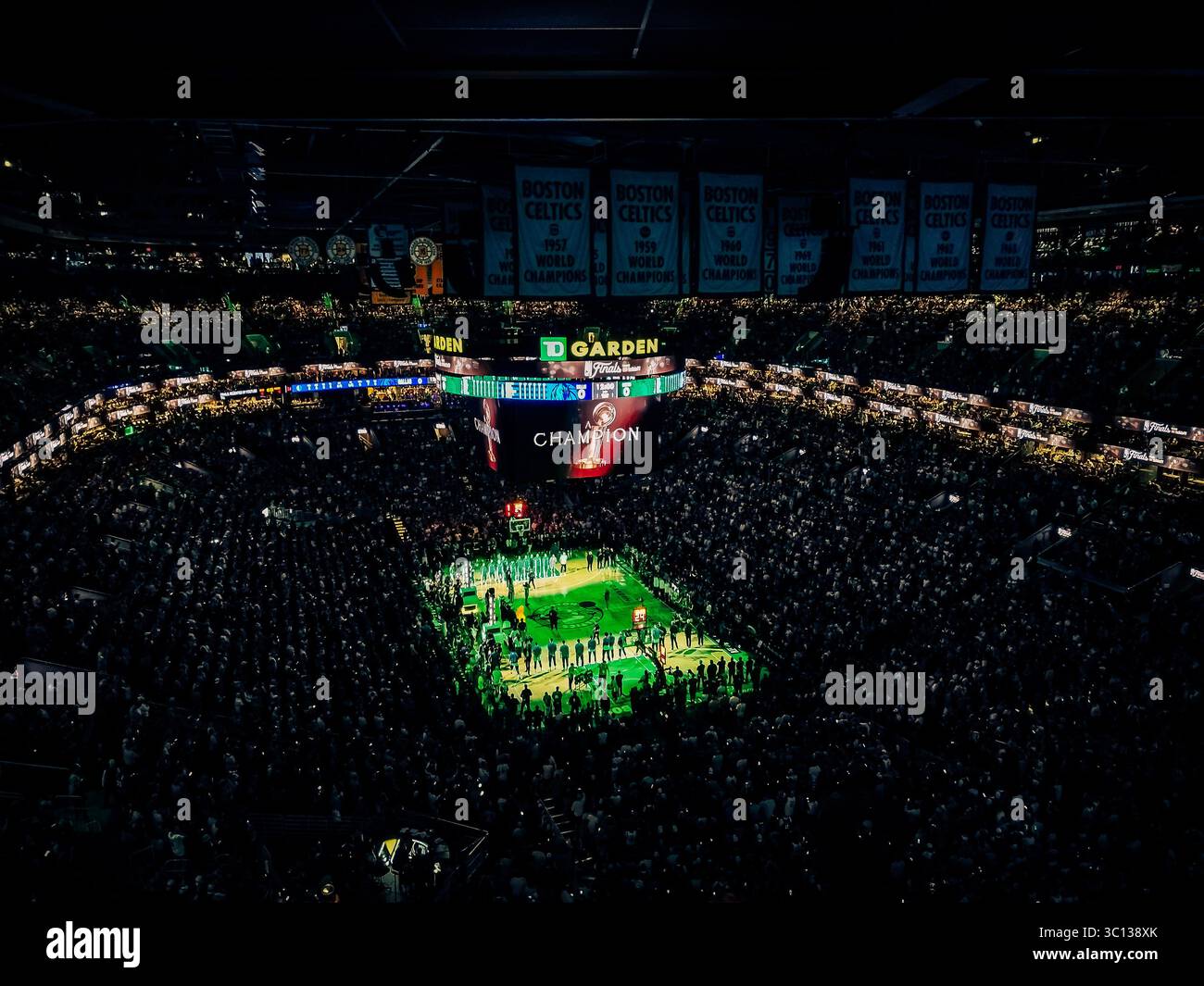 Blick auf den TD-Garten in Boston während der NBA-Finals 2024, während der Spielfeldbildschirm vor Spielbeginn das Wort „Champion“ anzeigt Stockfoto