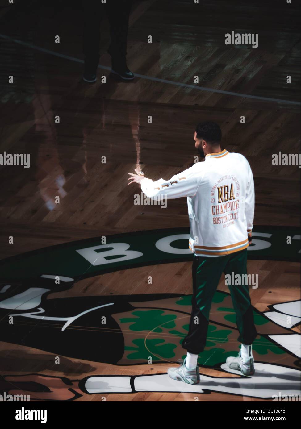 Boston Celtics Jayson Tatum stand auf dem Mittelfeld während der NBA 2024-Meisterschaftszeremonie im TD Garden in Boston, Massachusetts, USA Stockfoto