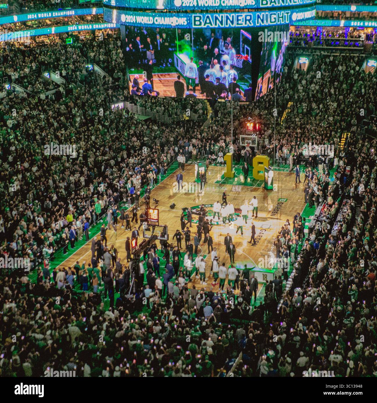 Allgemeine Ansicht der Bannerzeremonie der NBA-Meisterschaft 2024 für die Boston Celtics im TD Garden in Boston, Massachusetts, USA Stockfoto
