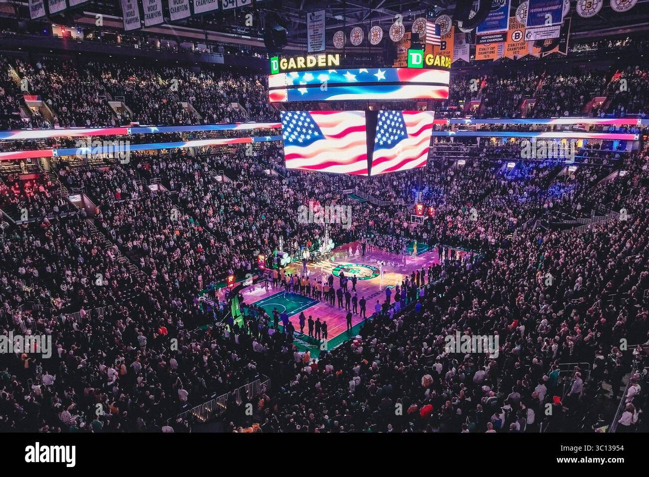 Die TD Garden Arena wurde während der Nationalhymne vor einem NBA-Finalspiel in Boston, Massachusetts, USA, im Juni 2022 beleuchtet Stockfoto