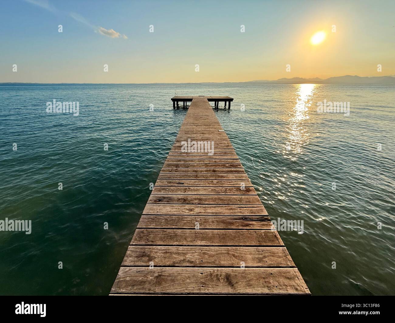 Holzsteg am späten Abend in Lazise am Gardasee, Italien Stockfoto