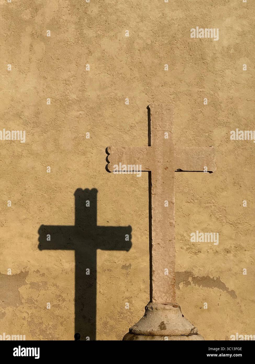 Am frühen Morgen kreuzen Sie Schatten in Lazise am Gardasee, Italien Stockfoto