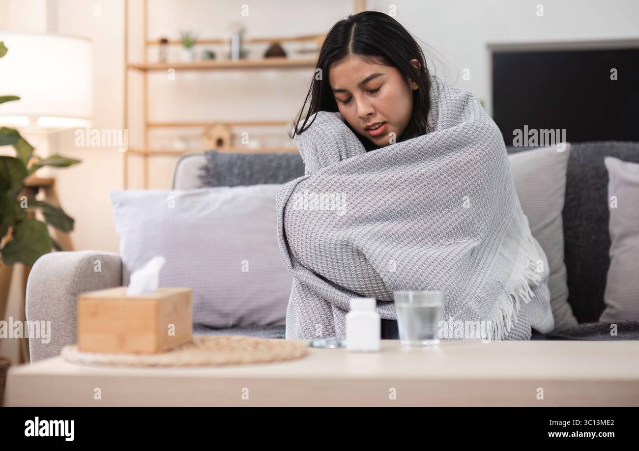 Übelkeit und Unwohlsein zu Hause ein persönlicher Moment der Reflexion Wohnzimmer Portrait gemütliche Umgebung introspektive Ansicht Stockfoto