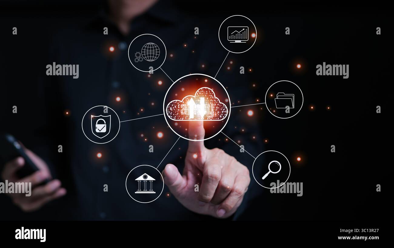 Cloud-Computing-Technologie und Online-Datenspeicherung für Unternehmensnetzwerke. Geschäftsmann berührt Symbole für Cloud-Speicher, Datendiagramm zeigt Stockfoto