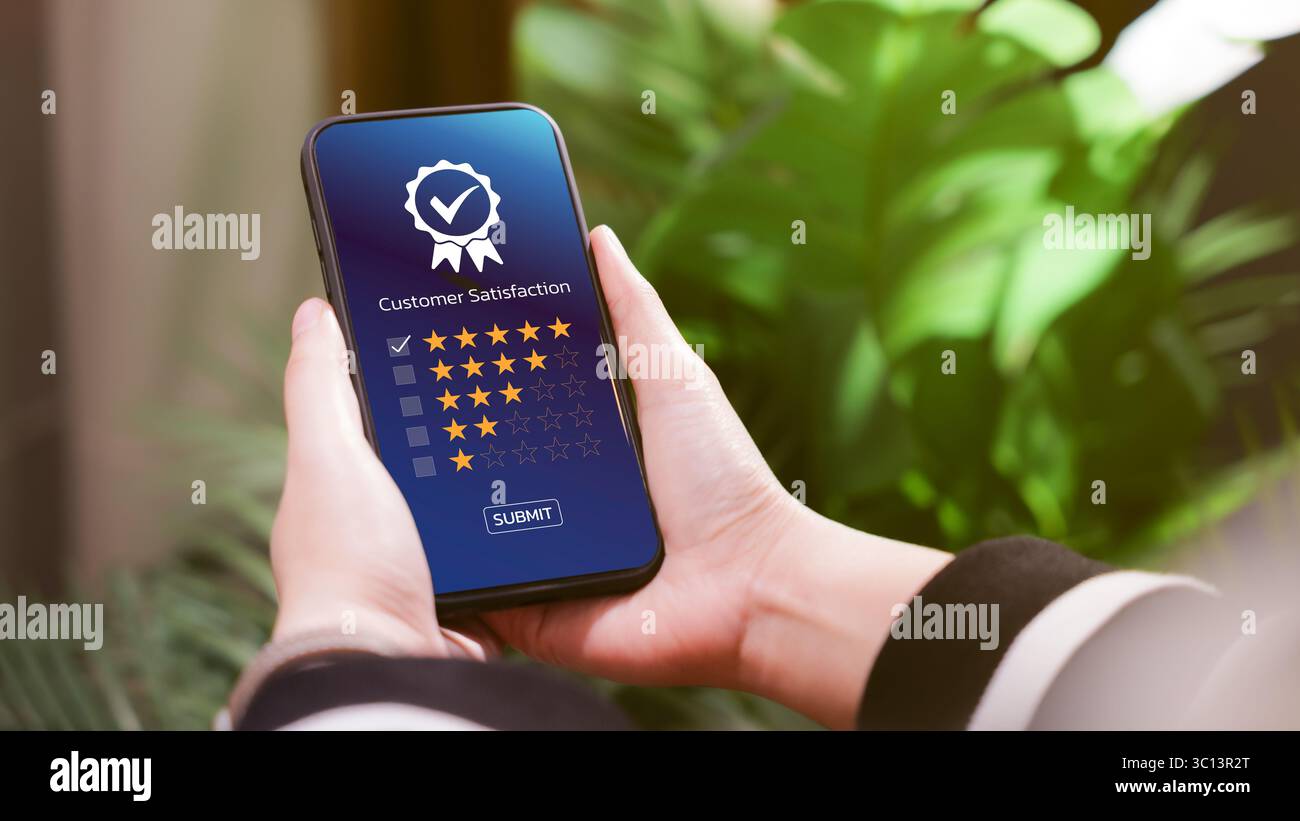 Konzept der Umfrage zur Zufriedenheit mit Kundenbewertungen. Frau bewertet Service ausgezeichnete Erfahrung mit Smartphone-Anwendungen, Client Evaluate Stockfoto
