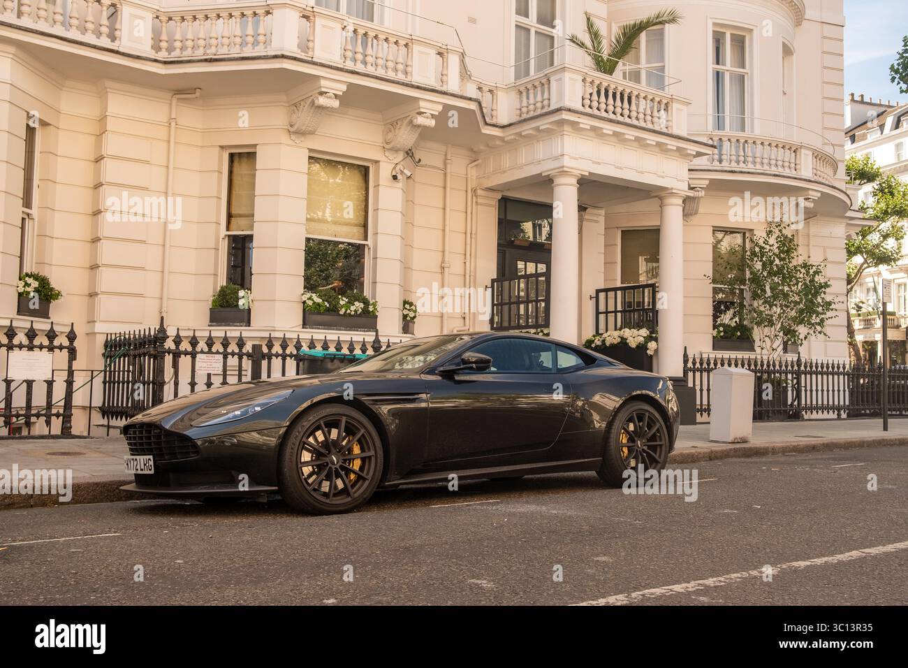 LONDON, 10. JULI 2025: Ein Aston Martin Auto parkt auf dem gehobenen South Kensington Sitreet Stockfoto