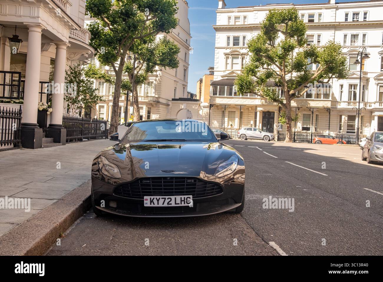 LONDON, 10. JULI 2025: Ein Aston Martin Auto parkt auf dem gehobenen South Kensington Sitreet Stockfoto