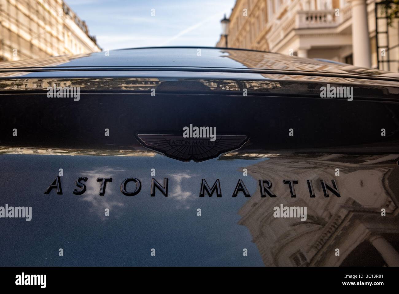 LONDON, 10. JULI 2025: Ein Aston Martin Auto parkt auf dem gehobenen South Kensington Sitreet Stockfoto