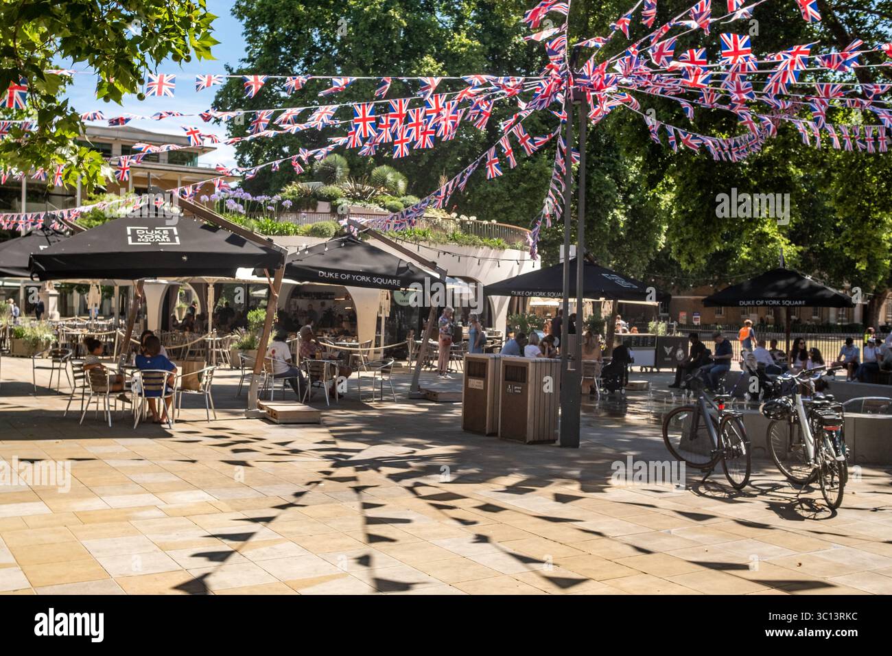 LONDON - 10. JULI 2025: Duke of York Square vor Chelsea, Kings Road / Sloane Square - ein Einkaufs- und Freizeitziel Stockfoto