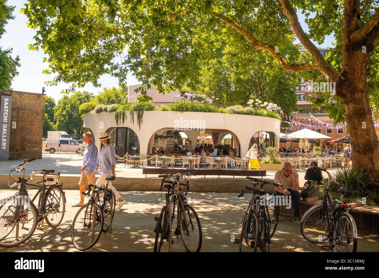 LONDON - 10. JULI 2025: Duke of York Square vor Chelsea, Kings Road / Sloane Square - ein Einkaufs- und Freizeitziel Stockfoto