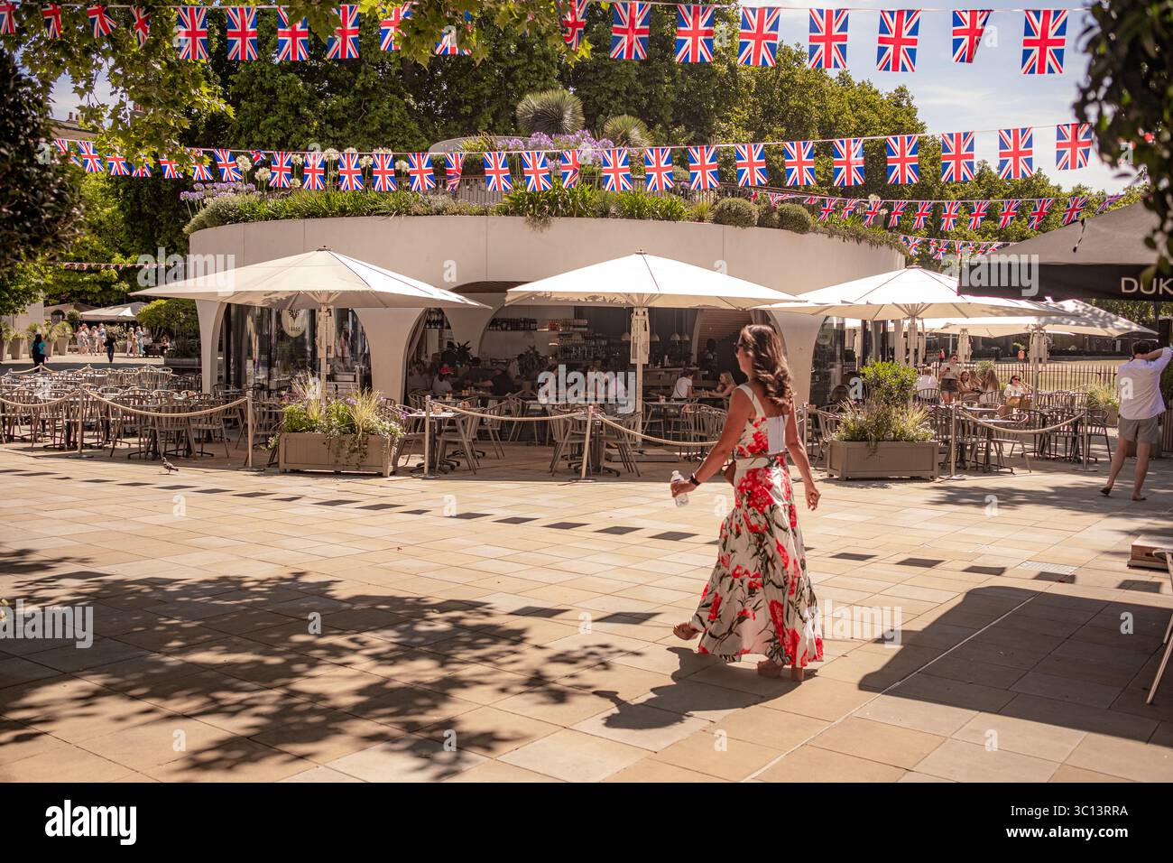 LONDON - 10. JULI 2025: Duke of York Square vor Chelsea, Kings Road / Sloane Square - ein Einkaufs- und Freizeitziel Stockfoto