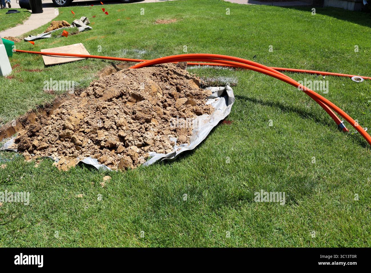 Glasfaser wird in Einem Rasen in Einer Wohngegend installiert Stockfoto