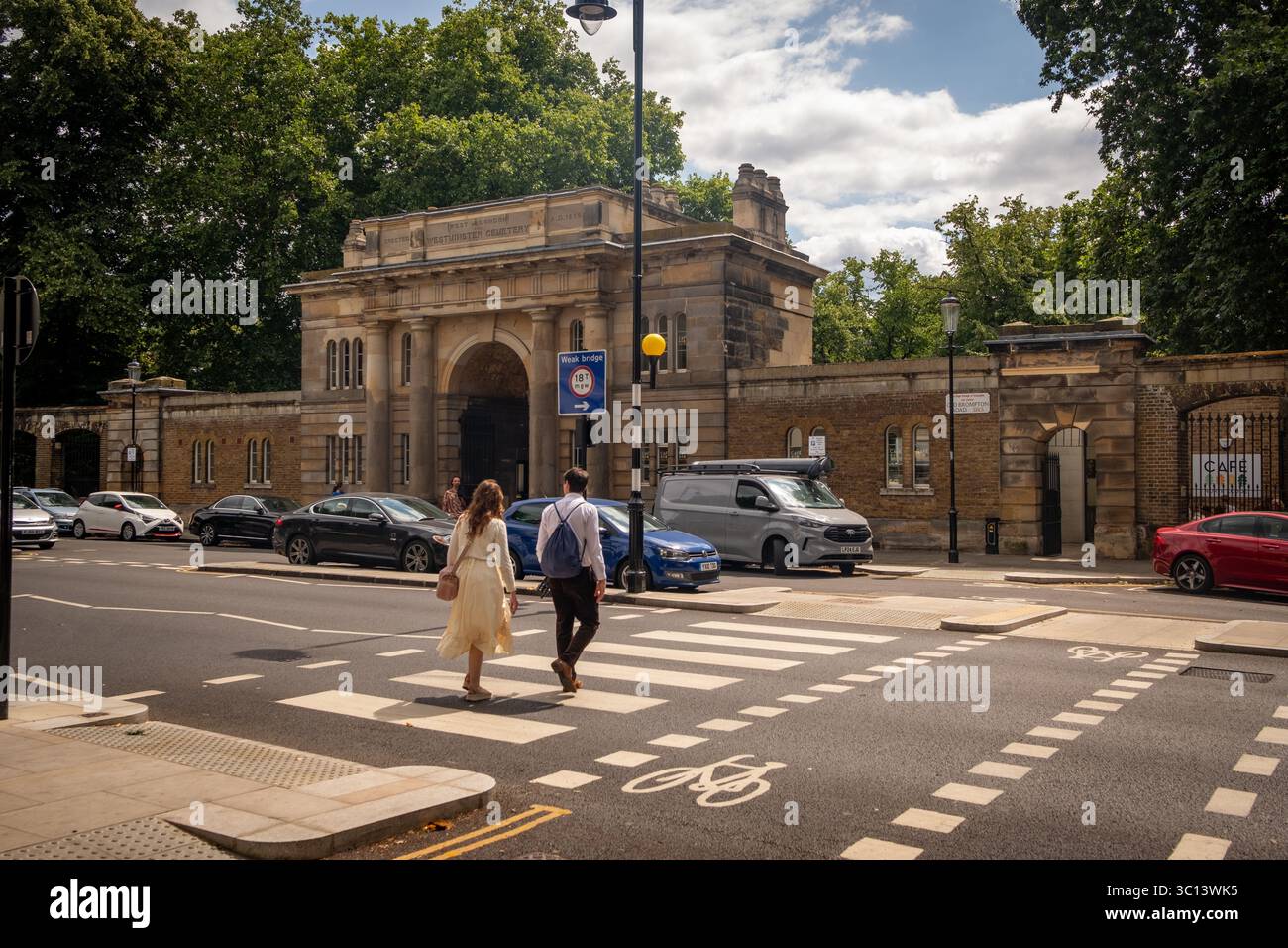 LONDON – 16. JULI 2025: Brompton Cemetery in West London, historisches viktorianisches Grabmal und öffentlicher Raum Stockfoto