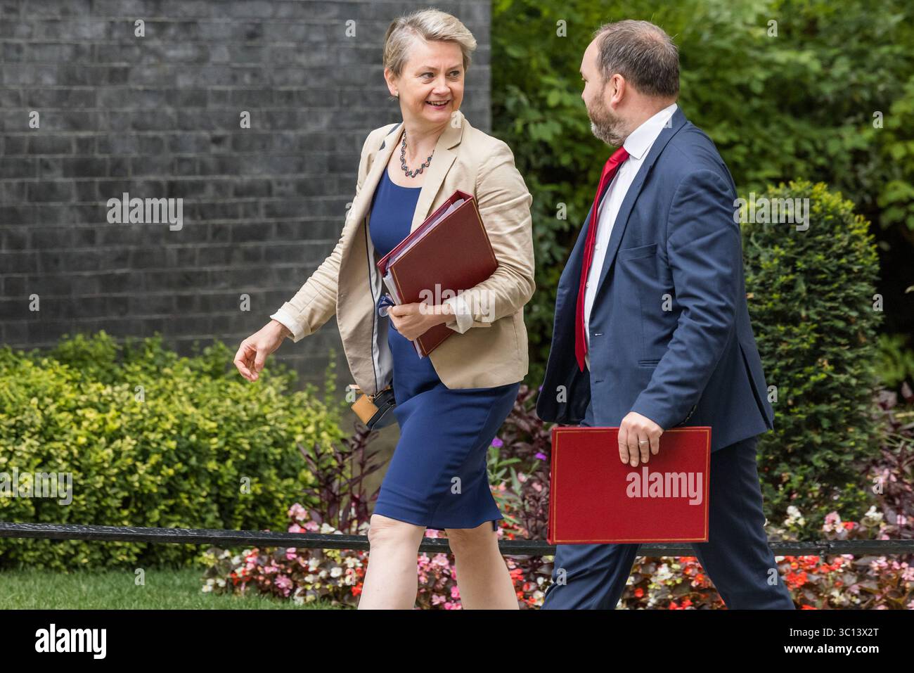 Downing Street, London, Großbritannien. Juli 2025. Yvette Cooper, Staatssekretärin des Innenministeriums, und Ian Murray, Staatssekretär für Schottland, nehmen an der wöchentlichen Kabinettssitzung in der Downing Street 10 Teil. Quelle: Amanda Rose/Alamy Live News Stockfoto