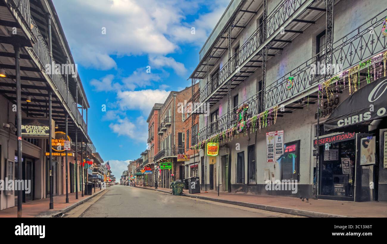 Blick auf die Bourbon Street mit Bars und Neonlichtern in New Orleans, keine Leute sichtbar Stockfoto