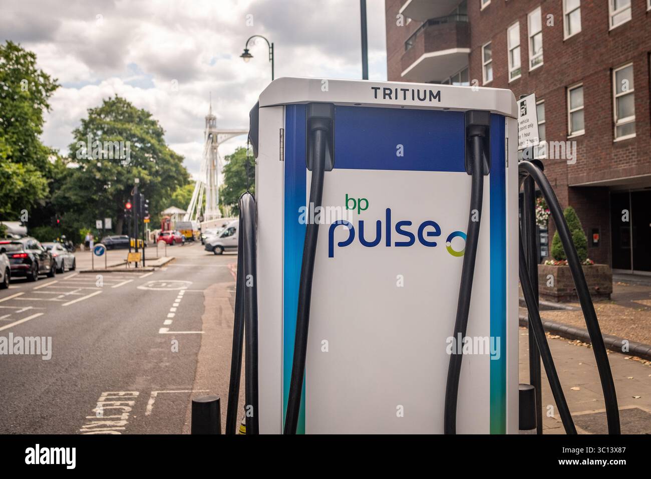 LONDON, 16. JULI 2025: BP Pulse Ladestation am Straßenrand in Chelsea, London Stockfoto