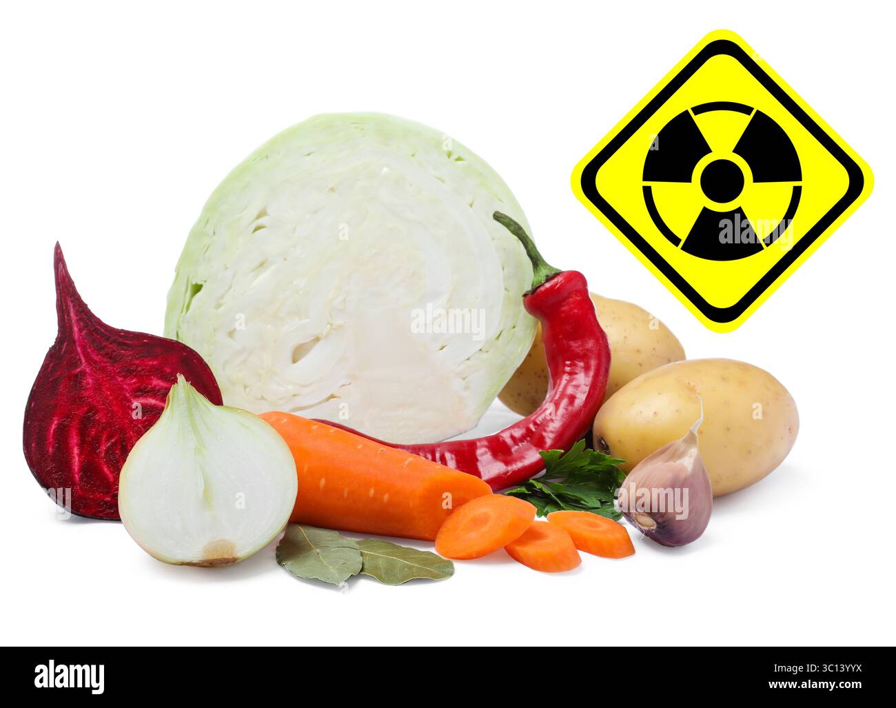 Frisches Gemüse und radioaktives Zeichen auf weißem Hintergrund. Umweltverschmutzung, verschmutzte Lebensmittel Stockfoto