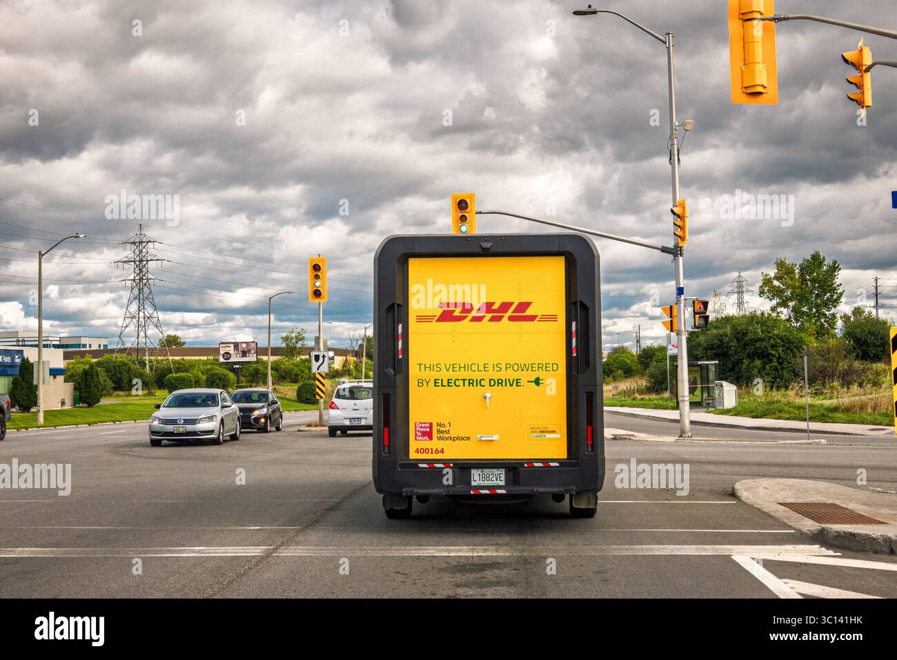 DHL Elektrofahrzeug EV Elektrolieferung Van Elektroantrieb Fahrzeug Paketzustellung Lkw in Ottawa Ontario Kanada 2024 Chevrolet BrightDrop Zevo 600 Stockfoto