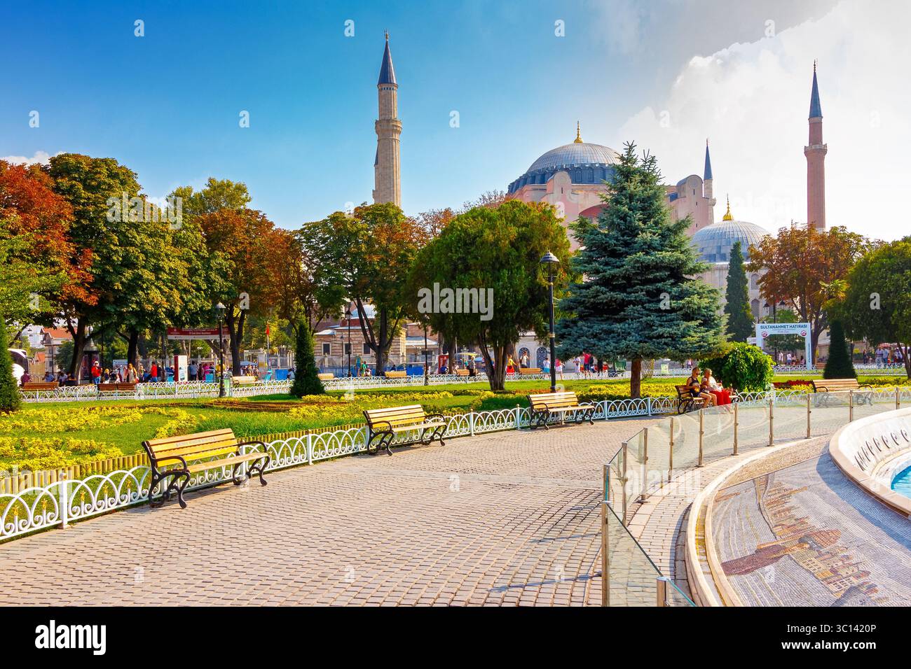 istanbul, turkiye - 18. august 2015: Blick auf die hagia sophia Moschee vom Sultan ahmet Park. Berühmtes historisches Architekturgebäude für Religionsreisen. Kuppel und Stockfoto