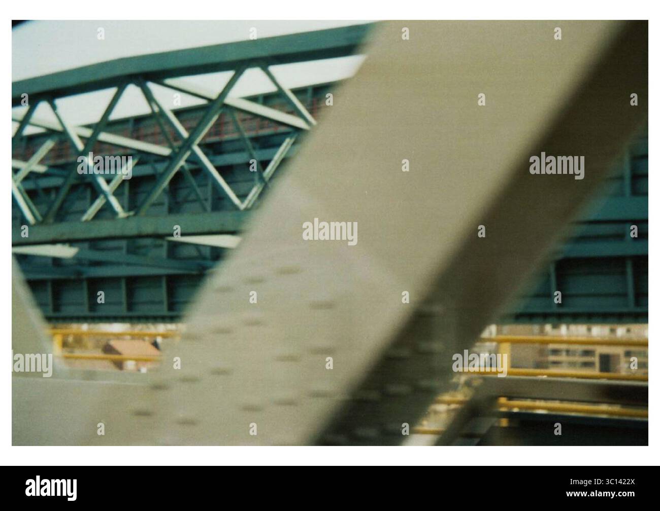 Abstrakte Ansicht einer Stahlbrücke in Rotterdam, Niederlande, aus einem fahrenden Zug. Industrielle Architektur und geometrische Strukturen in einem urbanen Land. Stockfoto