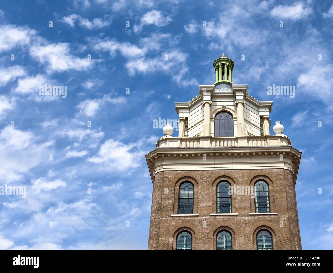 Stilvolle Gebäudedetails in Poundbury, Dorchester, und Stadterweiterung, geführt vom Herzogtum Cornwall zu dieser Stadt im Dorset County. Sommerblauer Himmel und cl Stockfoto