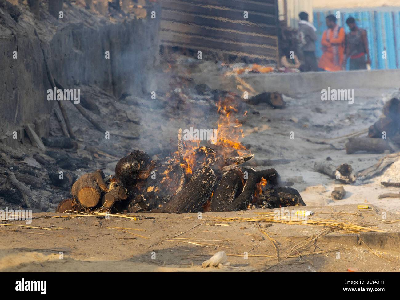 Beerdigungstraditionen und Verschmutzung in Manikarnika Ghat, Indien, am 6. Juni 2025 brennt im Manikarnika Ghat in Varanasi, Indien Ein Beerdigungshaufen. Manikarnika Ghat in Varanasi ist der heiligste Einäscherungsgrund des Hinduismus, ein ergreifendes Tor zur Befreiung. Sie glauben, dass sie Moksha-Rettung direkt gewähren, und unzählige Gläubige bringen ihre Verstorbenen hierher, um sich aus dem Zyklus der Wiedergeburt zu befreien. Diese tiefgreifende spirituelle Praxis hat jedoch eine hohe Umweltbelastung. Die durchgehenden Scheiterhaufen verbrauchen große Mengen Holz, was erheblich zur Entwaldung beiträgt. Die unvollständige Verbrennung und Stockfoto