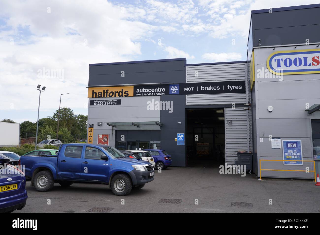 Halfords, Auto Center Firmenlogos in Barnsley, South Yorkshire, Großbritannien, im Juli 2025 nur zur redaktionellen Verwendung Stockfoto