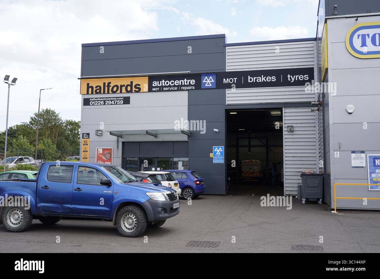 Halfords, Auto Center Firmenlogos in Barnsley, South Yorkshire, Großbritannien, im Juli 2025 nur zur redaktionellen Verwendung Stockfoto
