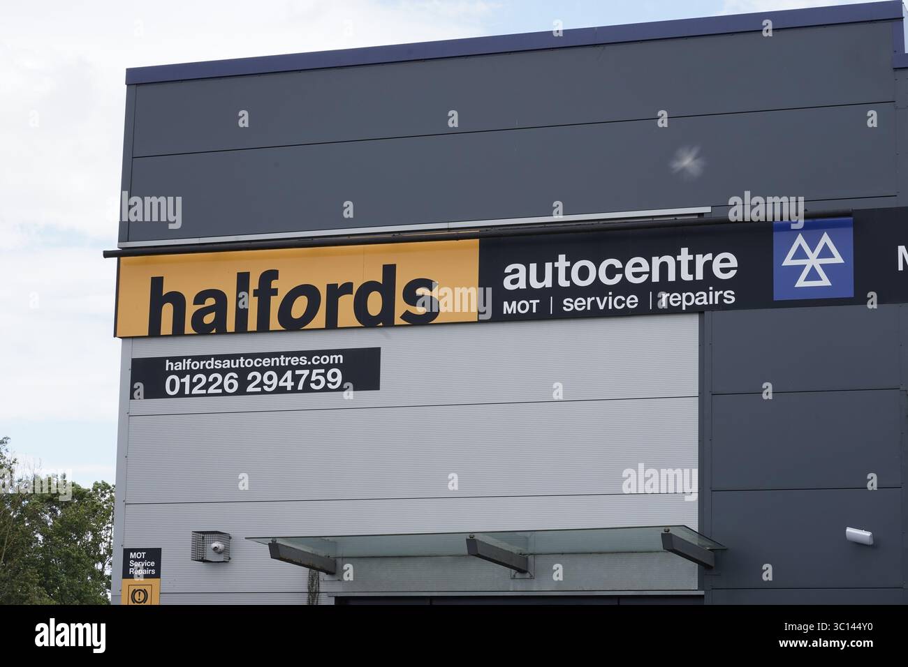 Halfords, Auto Center Firmenlogos in Barnsley, South Yorkshire, Großbritannien, im Juli 2025 nur zur redaktionellen Verwendung Stockfoto