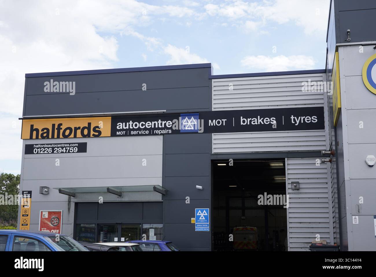 Halfords, Auto Center Firmenlogos in Barnsley, South Yorkshire, Großbritannien, im Juli 2025 nur zur redaktionellen Verwendung Stockfoto