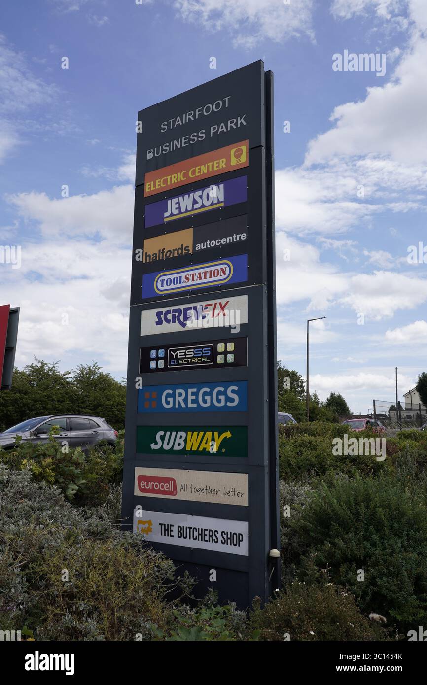 Screwfix U-Bahn YESSS. Greggs Halfords, Auto Center Jewson Corporate Logo-Zeichen in Barnsley, South Yorkshire, Großbritannien, im Juli 2025 nur zur redaktionellen Verwendung Stockfoto