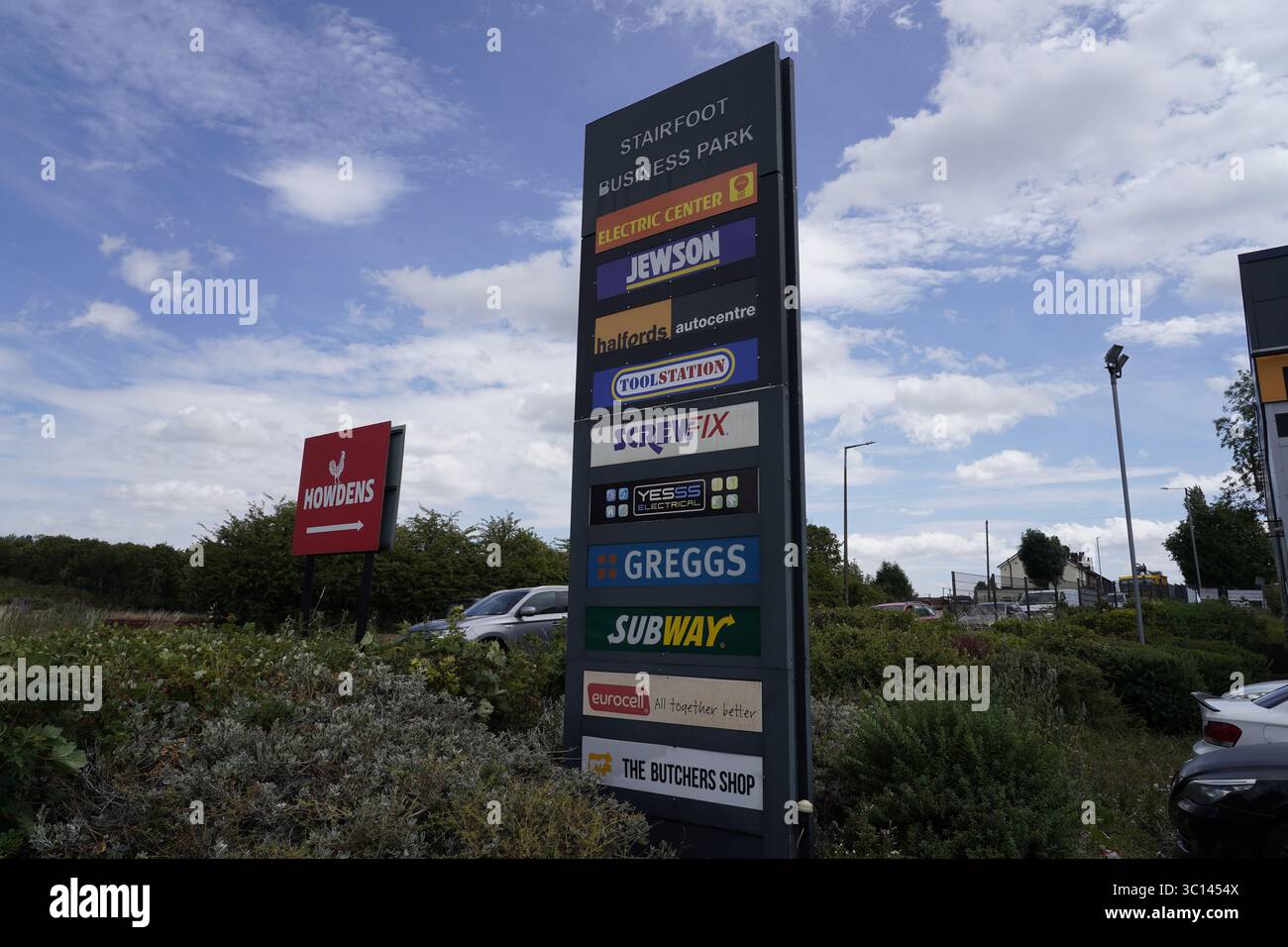 Screwfix U-Bahn YESSS. Greggs Halfords, Auto Center Jewson Corporate Logo-Zeichen in Barnsley, South Yorkshire, Großbritannien, im Juli 2025 nur zur redaktionellen Verwendung Stockfoto