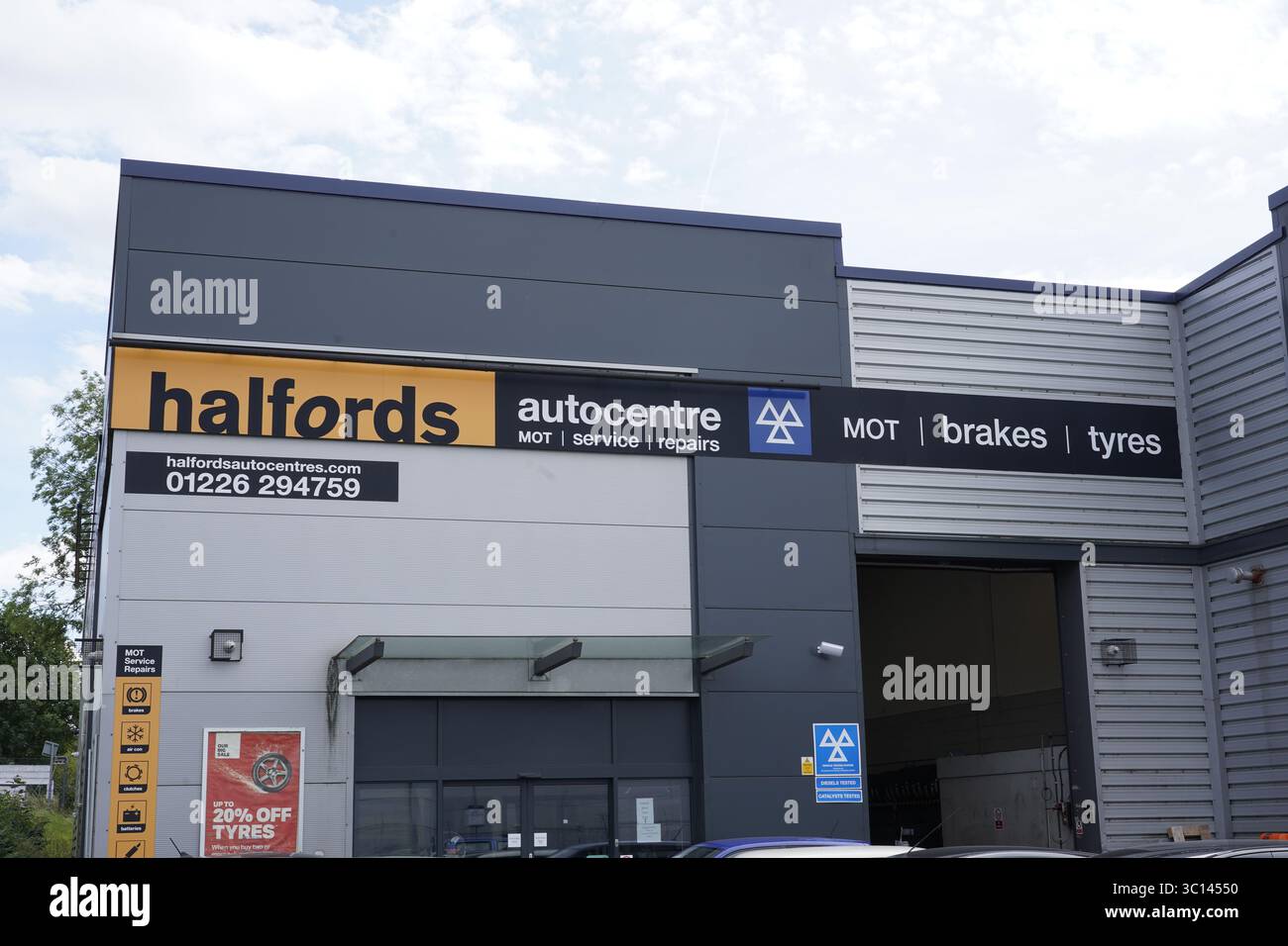 Halfords, Auto Center Firmenlogos in Barnsley, South Yorkshire, Großbritannien, im Juli 2025 nur zur redaktionellen Verwendung Stockfoto