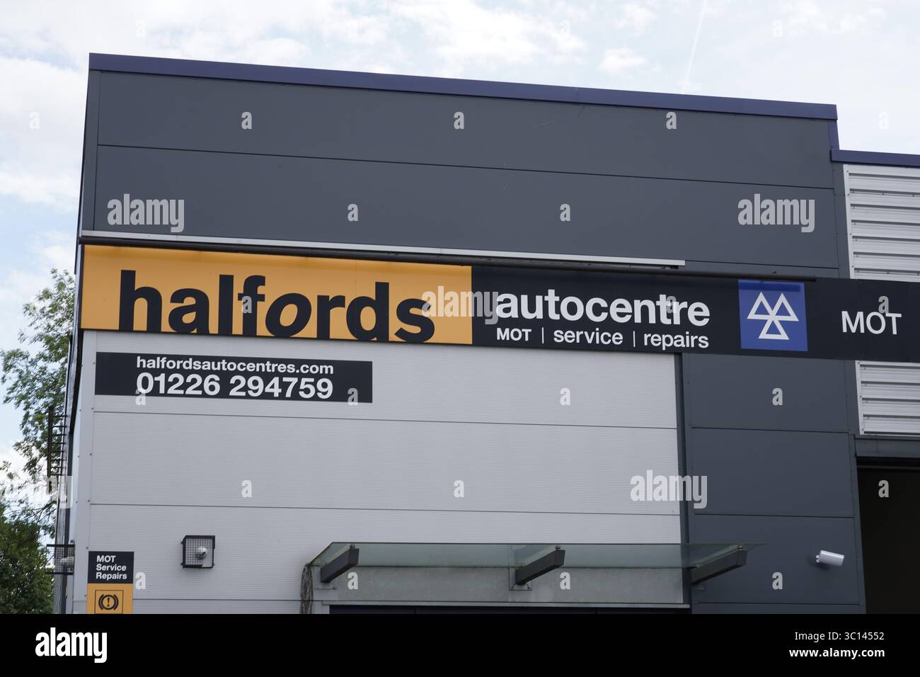Halfords, Auto Center Firmenlogos in Barnsley, South Yorkshire, Großbritannien, im Juli 2025 nur zur redaktionellen Verwendung Stockfoto