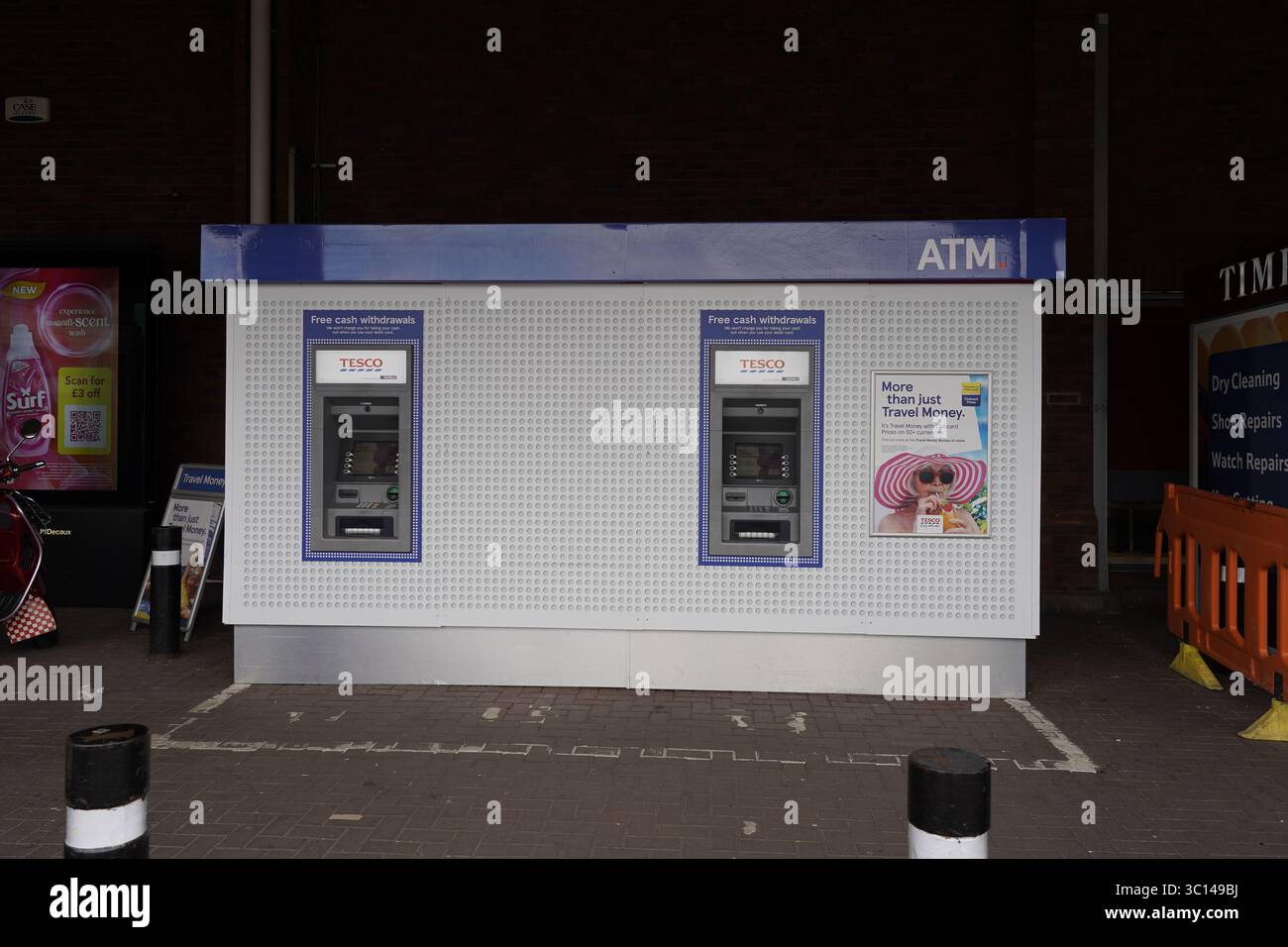 ATM Bank Tesco extra Supermarket Corporate Logos in Barnsley, South Yorkshire, Großbritannien, im Juli 2025 nur zur redaktionellen Verwendung Stockfoto