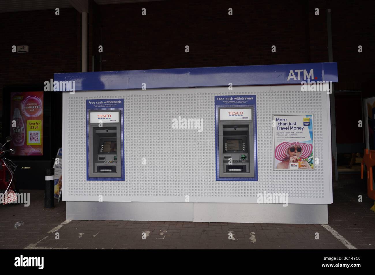 ATM Bank Tesco extra Supermarket Corporate Logos in Barnsley, South Yorkshire, Großbritannien, im Juli 2025 nur zur redaktionellen Verwendung Stockfoto