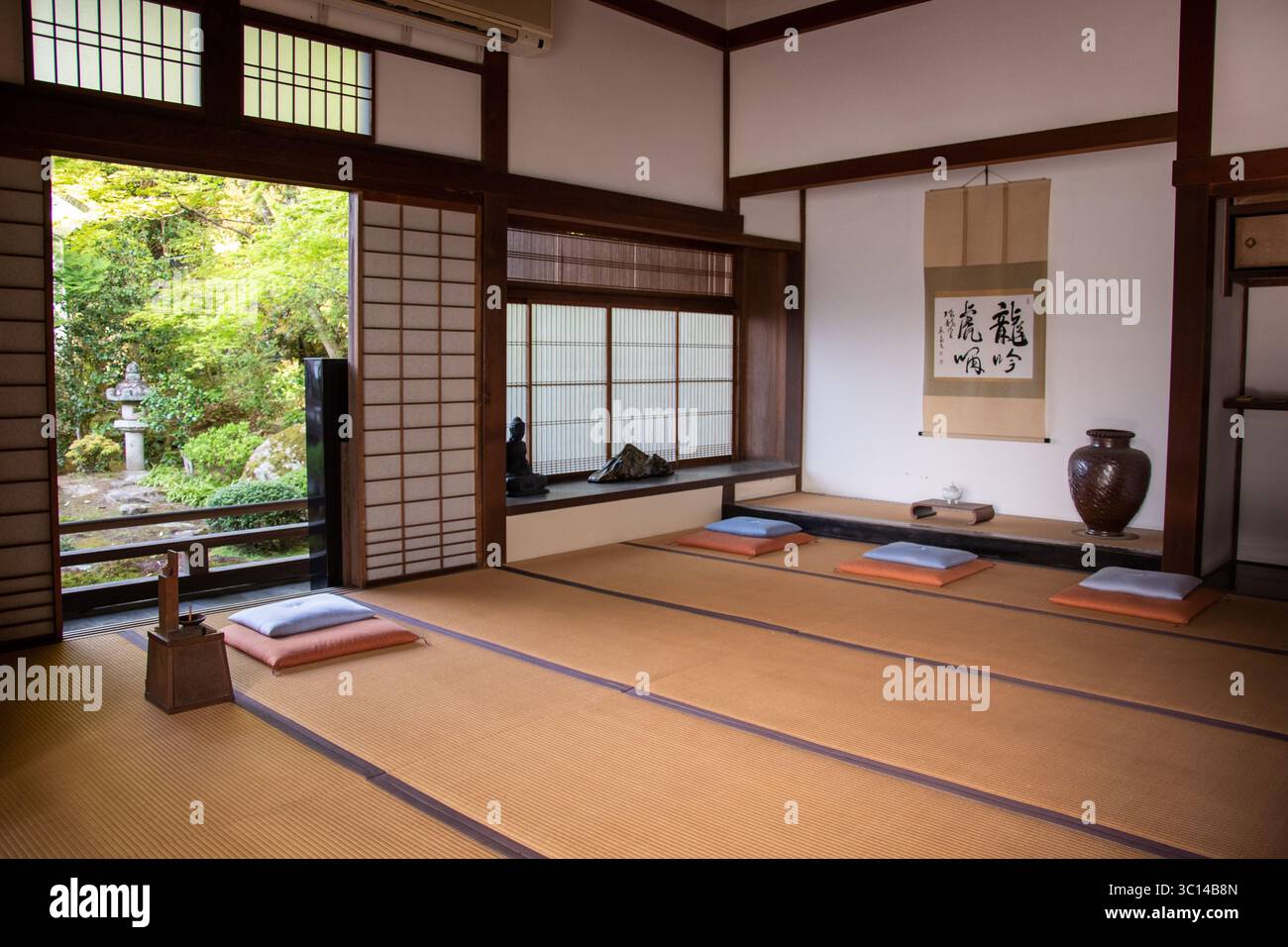 Kyoto Japan Tempel Sakura Kirschbäume Parks Menschen Golden Silver Blumen Statuen Sandgärten Kenninji Tempel Zen Stockfoto