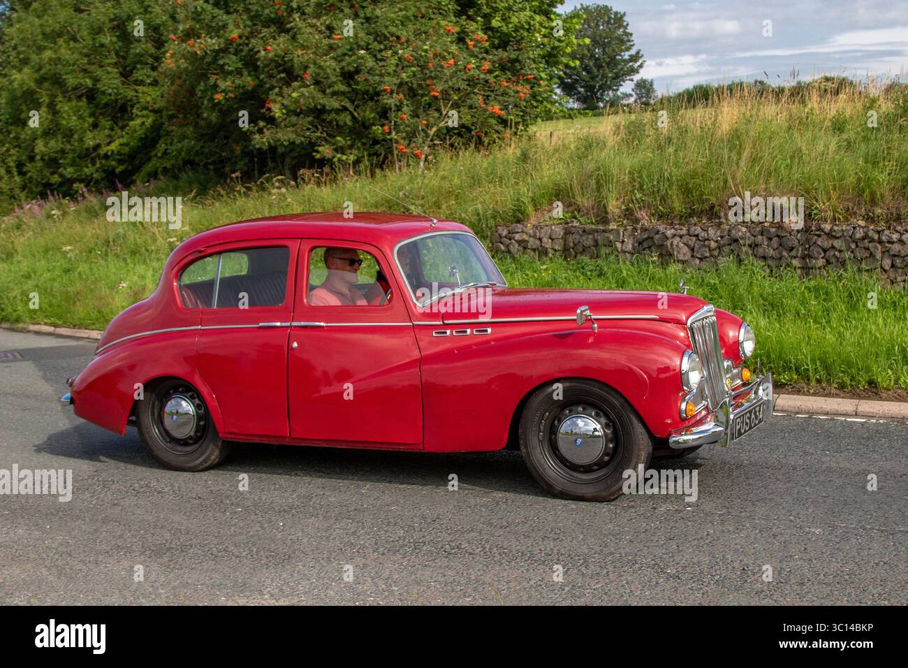 Red Sunbeam Limousine aus den 1956 50er Jahren mit 2267 ccm Benzinmotor, Sunbeam-Talbot 90 Mk III, Limousine, Sunbeam-Talbot 90 Serie; auf der Wheels Up North Weekender Vintage-Klassiker und Performance, Sammler und Enthusiasten Motorshow. Kendal, Großbritannien Stockfoto
