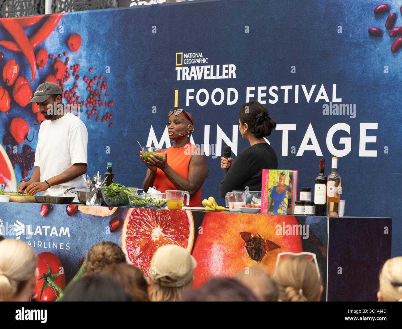Hauptbühne beim National Geographic Traveller Food Festival am 20. Juli 2025, bei dem der berühmte Koch Andi Oliver antiguanische Aromen vorstellt Stockfoto