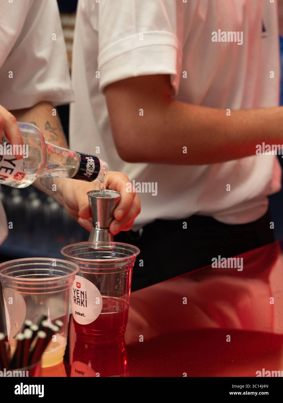 Yeni Raki Stand auf dem National Geographic Traveller Food Festival am 20. Juli 2025, das sich auf Barkeeper konzentriert, die Cocktails zubereiten. Stockfoto