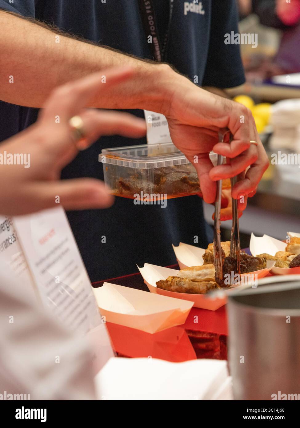 Yeni Raki Stand beim National Geographic Traveller Food Festival am 20. Juli 2025. Nahaufnahme der Hände beim Zubereiten von kostenlosen Speisen. Stockfoto