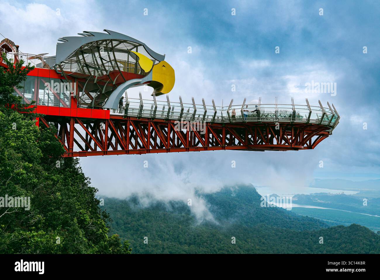 Langkawi Malaysia 21. November 2024 Besucher auf dem Eagle's Nest Skywalk in Langkawi, Malaysia: Atemberaubende Ausblicke an einem bewölkten Tag Stockfoto