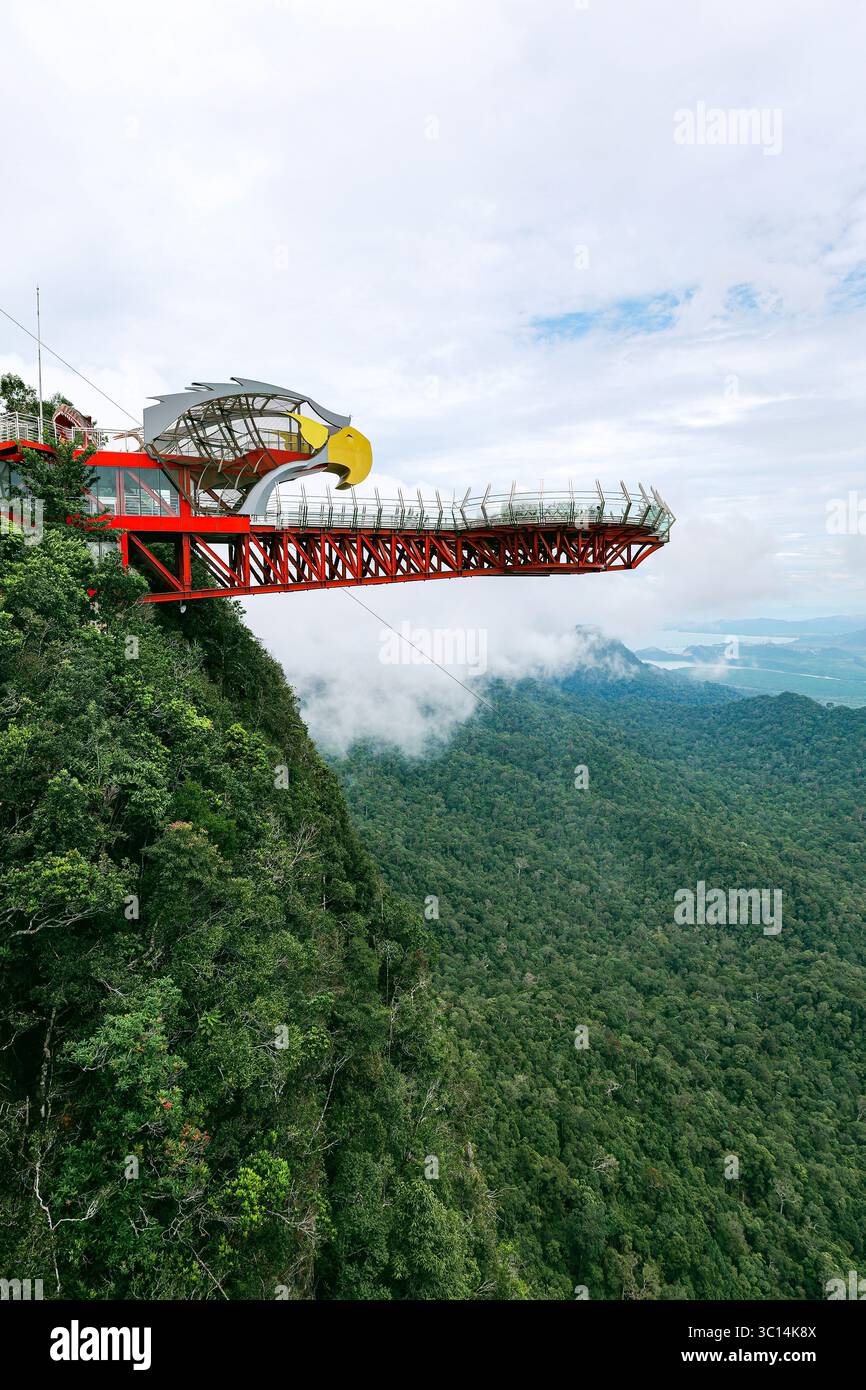 Langkawi Malaysia 21. November 2024 Besucher auf dem Eagle's Nest Skywalk in Langkawi, Malaysia: Atemberaubende Ausblicke an einem bewölkten Tag Stockfoto