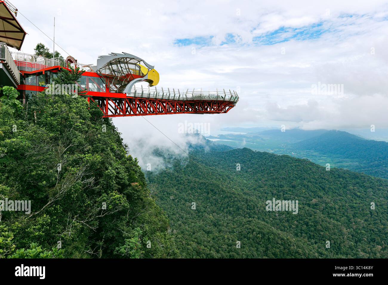 Langkawi Malaysia 21. November 2024 Besucher auf dem Eagle's Nest Skywalk in Langkawi, Malaysia: Atemberaubende Ausblicke an einem bewölkten Tag Stockfoto