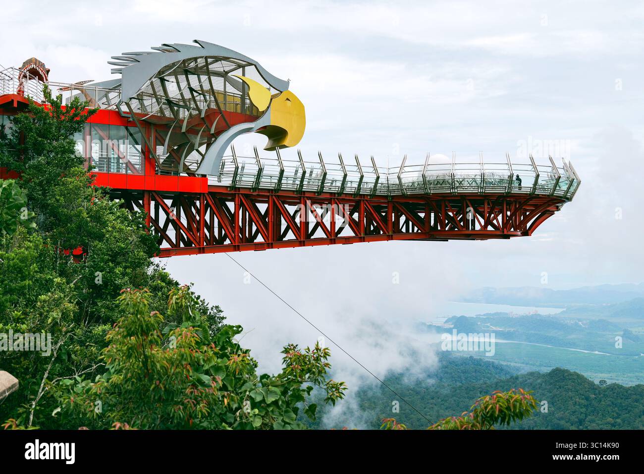 Langkawi Malaysia 21. November 2024 Besucher auf dem Eagle's Nest Skywalk in Langkawi, Malaysia: Atemberaubende Ausblicke an einem bewölkten Tag Stockfoto