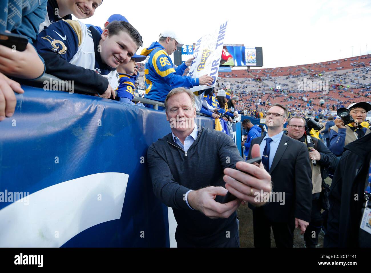Am 12. Januar 2019 posiert NFL-Kommissar Roger Goodell vor dem Playoff-Spiel der NFC Divisional Round zwischen den Los Angeles Rams und den Dallas Cowboys im Los Angeles Coliseum in Los Angeles, Kalifornien. Charles Baus/CSM.(Kreditbild: &Copy; Charles Baus/CSM via ZUMA Wire) Stockfoto