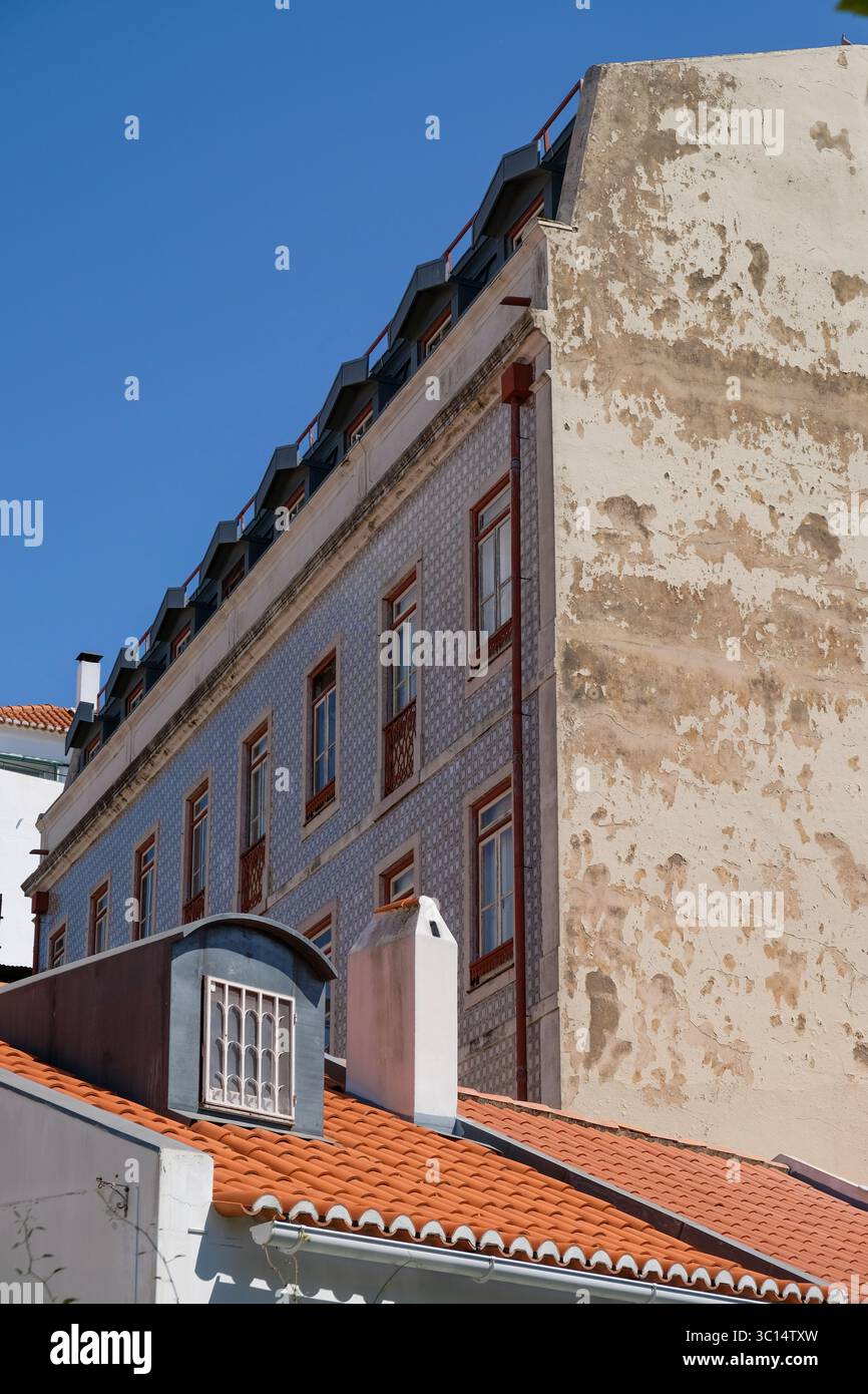 Rotes Ziegeldach und Keramikfliesen Gebäudefassade in Lissabon, Portugal Stockfoto